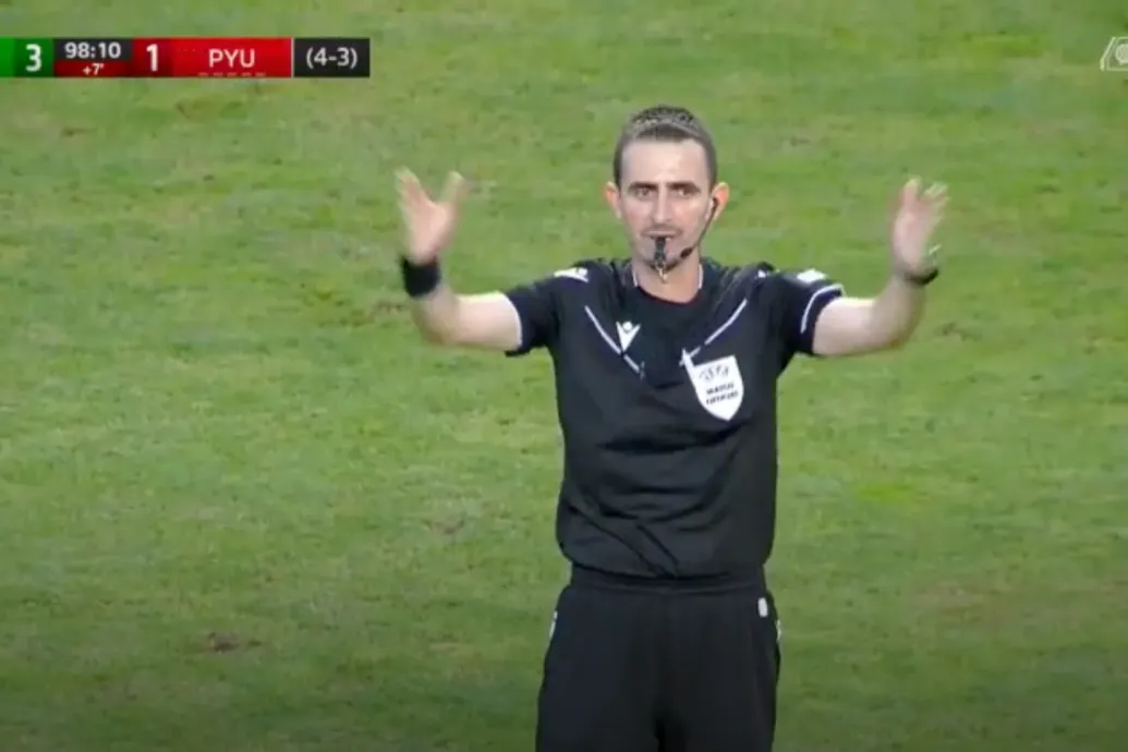 Két sárga lap után sem állította ki a bíró az ETO védőjét a Konferencia-liga egyik játékvezetője