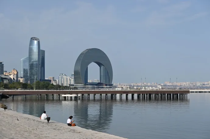 Baku belváros, metróállomás, Szűz-torony és tengerpart – Fotó: Tenczer Gábor / Telex