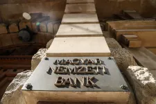 Élénkítené a versenyt a jegybank, 300 milliós hitelt vezet be a cégeknek