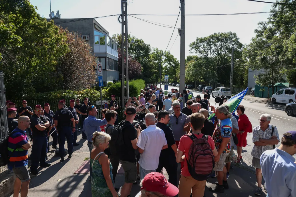 Megérkezett a rendőrség épületéhez Karácsony Gergely, ahol gyanúsítottként hallgatják ki a Pride ügyében