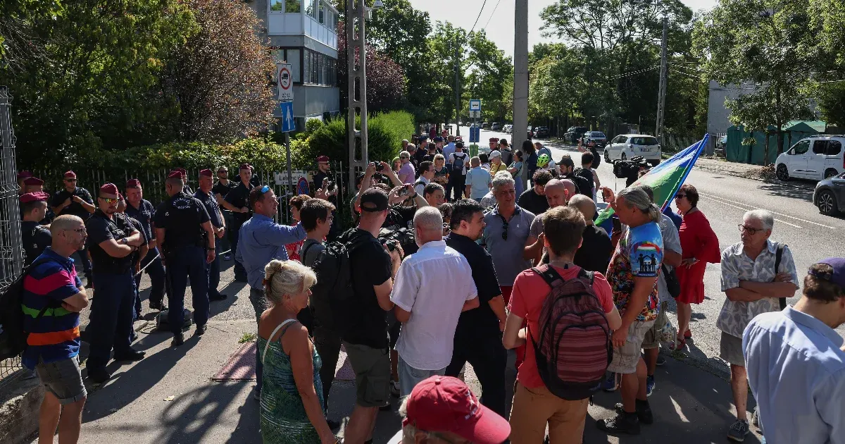 Megérkezett a rendőrség épületéhez Karácsony Gergely, ahol gyanúsítottként hallgatják ki a Pride ügyében