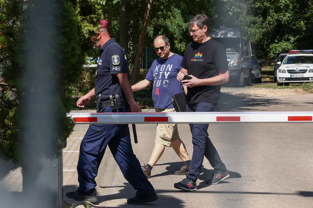 „Remélem, hogy szabadlábon fogok távozni, de az biztos, hogy szabadon” – megérkezett Karácsony Gergely a kihallgatására – Forrás: Telex.hu