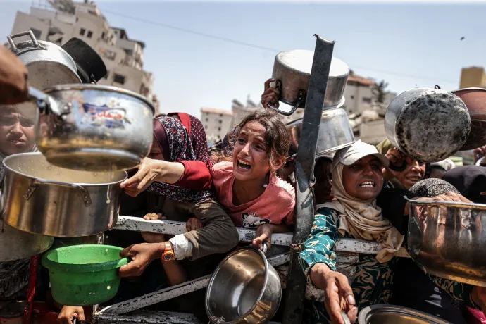 Palesztinok egy ételosztáson Gázavárosban, 2025. július 28-án – Fotó: Ali Jadallah / Anadolu / Getty Images