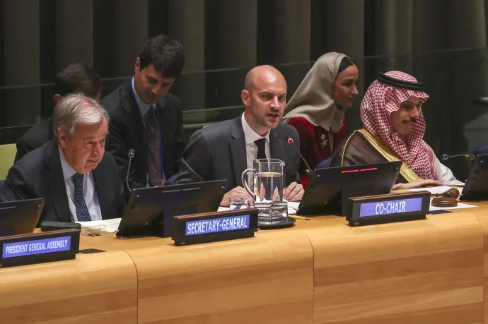 Jean-Noël Barrot francia külügy- és Európa-ügyi miniszter beszél az izraeli–palesztin konfliktus kétállami megoldását célzó ENSZ-konferencia nyitóülésén a világszervezet New York-i székházában 2025. július 28-án. Mellette António Guterres ENSZ-főtitkár és Feiszal bin Farhán ál-Szaúd szaúd-arábiai külügyminiszter – Fotó: Sarah Yenesel / EPA / MTI