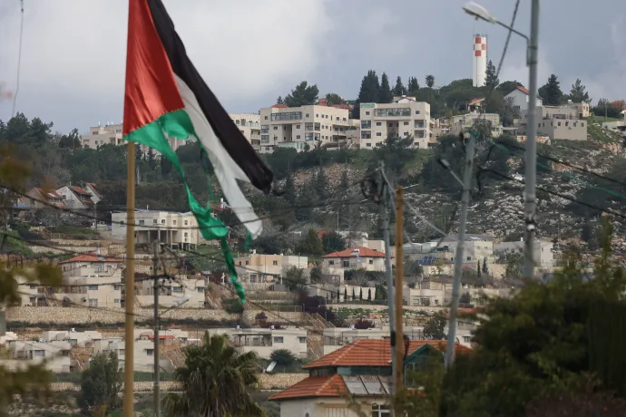 Az izraeli Shilo telep a Ramallah városához közeli Turmus Ayya faluból nézve Ciszjordániában 2024. február 18-án – Fotó: Jaafar Ashtiyeh / AFP