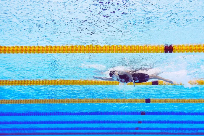 Az amerikai Katie Ledecky a női 1500 méteres gyorsúszás döntőjében a szingapúri vizes világbajnokságon 2025. július 29-én – Fotó: Maddie Meyer / Getty Images
