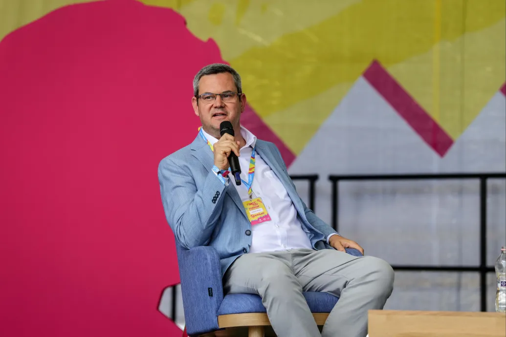 Nyúlja András, Nyúl Péter – tiszás plüssnyulakat osztogatott Esztergomban az egészségügyi államtitkár – Forrás: Telex.hu