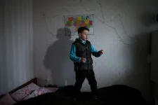 Lövészárkokban bujócskáznak, tank a mászókájuk, a front árnyékában nőnek fel