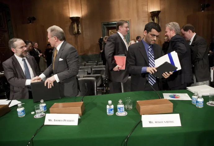 James Angel, a Georgetown University McDonough School of Business pénzügyi tanszékének docense kezet fog Péterffy Tamással, az Interactive Brokers vezérigazgatójával, mellettük jobbra Manoj Narang, a Tradeworx vezérigazgatója és Kevin Cronin, az Invesco Ltd. részvénykereskedelemért felelős globális vezetője egy szenátusi meghallgatáson 2010. december 8-án, Washingtonban – Fotó: Brendan Smialowski / Getty Images