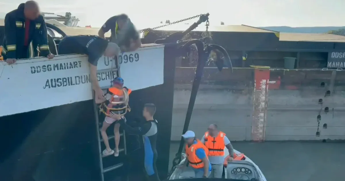 Uszályok közé szorult a gyerekek csónakja, a vízirendészet mentette ki őket a Dunán