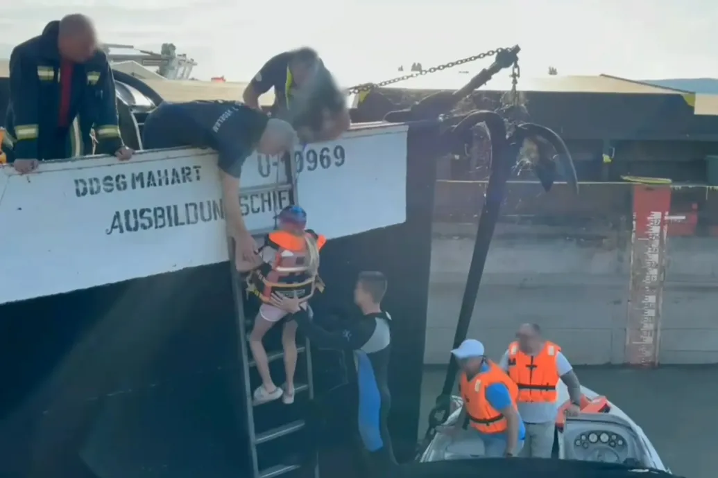 Uszályok közé szorult a gyerekek csónakja, a vízirendészet mentette ki őket a Dunán