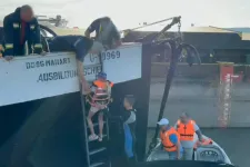 Uszályok közé szorult a gyerekek csónakja, a vízirendészet mentette ki őket a Dunán