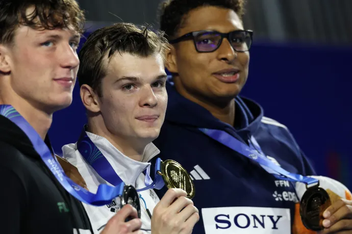 Az aranyérmes Kós Hubert ünnepel a dobogón az ezüstérmes dél-afrikai Pieter Coetze és a bronzérmes francia Yohann Ndoye-Brouard mellett – Fotó: Edgar Su / Reuters