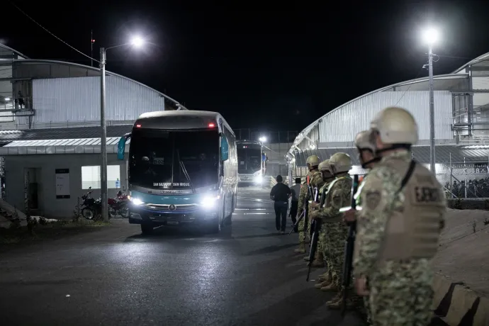 Salvador elnöki hivatala által kiadott fotón venezuelai migránsokat szállítanak el buszokkal a CECOT-ból 2025. július 18-án. Salvador hazatoloncolja az Egyesült Államokból deportált és a közép-amerikai országban egy szigorúan őrzött börtönbe küldött venezuelai migránsokat – Fotó: AFP