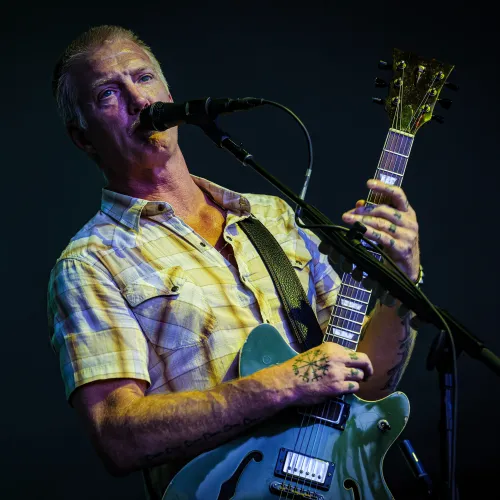 Hét hónapig ágyhoz volt kötve műtétje után Josh Homme, a Queens of the Stone Age frontembere