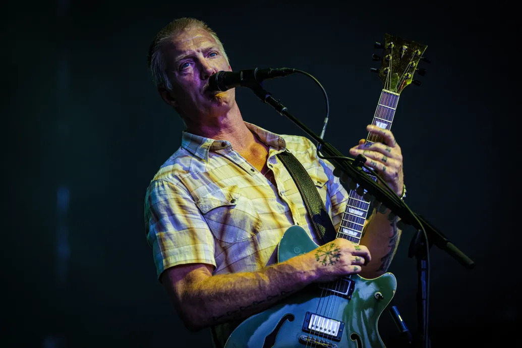 Hét hónapig ágyhoz volt kötve műtétje után Josh Homme, a Queens of the Stone Age frontembere – Forrás: Telex.hu