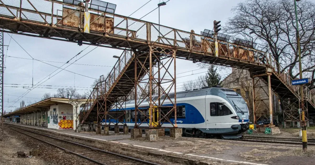 Vonat alá került autó Budapesten, senki sem sérült meg Vonat alá került autó Budapesten, senki sem sérült meg