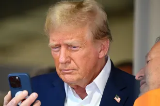 „Donalddd” – duruzsolta Macron Trumpnak a telefonba, az amerikai nemzetbiztonság meg foghatta a fejét