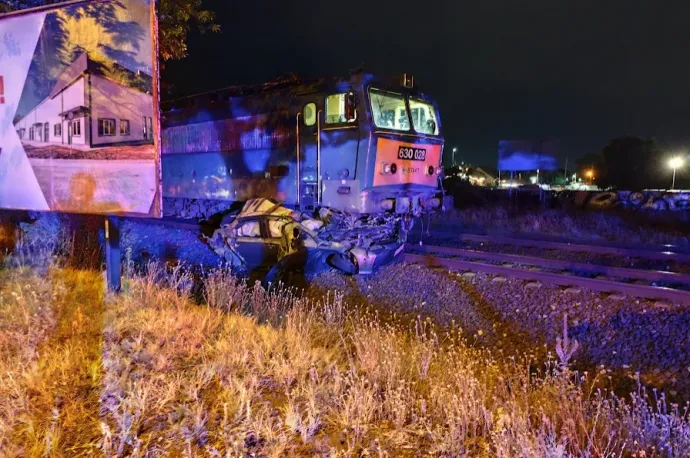 Maga alá gyűrt egy vonat egy autót Ferihegy közelében