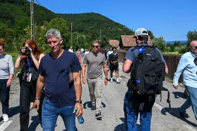 Feszültség kísérte Magyar Péter látogatását Parajdon, a háttérben feltűnt a tekenős Veres Zsolt is
