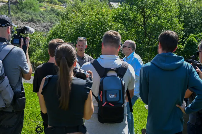 A rögtönzött sajtótájékoztató után a csapat elindult a veszélyzóna felé, helyiek alig voltak az úton, mert a házakból hónapok óta kilakoltatták a lakókat – Fotó: Tamás Zsófia / Transtelex