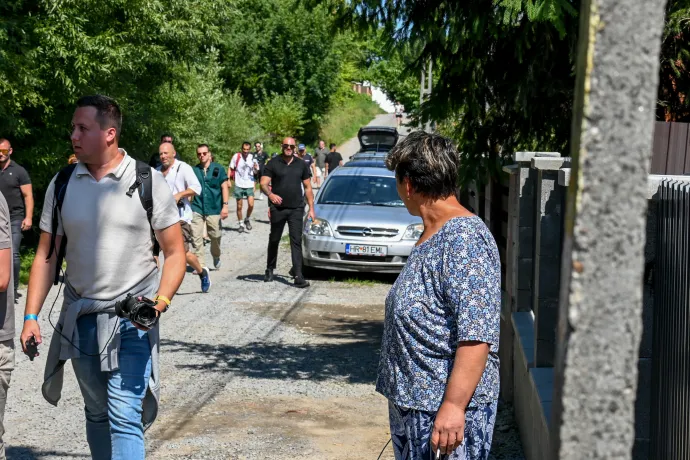 A rögtönzött sajtótájékoztató után a csapat elindult a veszélyzóna felé, helyiek alig voltak az úton, mert a házakból hónapok óta kilakoltatták a lakókat – Fotó: Tamás Zsófia / Transtelex