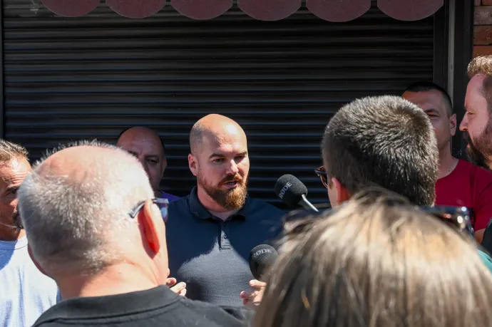 Veres Zsolt a hallgatóság és magyarországi újságírók gyűrűjében, a hirtelen összeverődött csoportosulást a csendőrség felügyelte – Fotó: Tamás Zsófia / Transtelex
