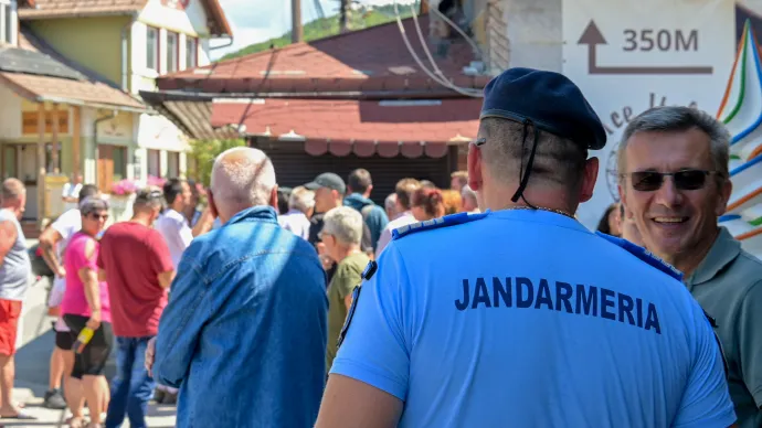 Veres Zsolt a hallgatóság és magyarországi újságírók gyűrűjében, a hirtelen összeverődött csoportosulást a csendőrség felügyelte – Fotó: Tamás Zsófia / Transtelex