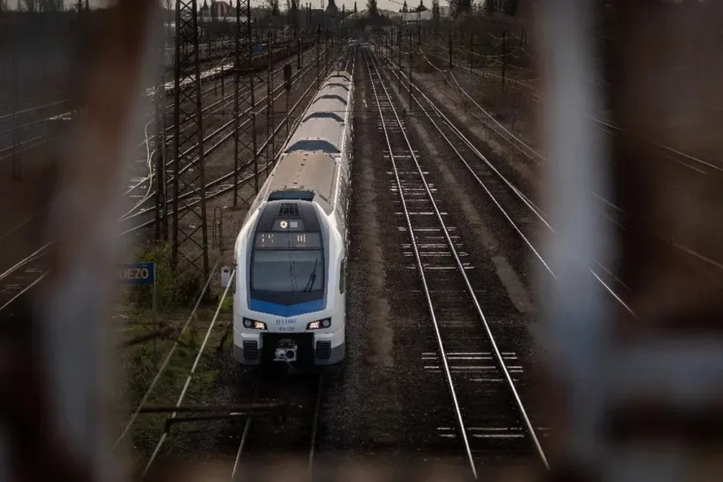 Áramszünet miatt reggel leállt a győri vonalon a vasúti közlekedés, néhány vonat több mint 100 percet késett Kép