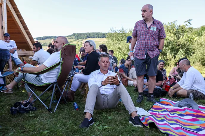 Magyar Péter a nagyadorjáni Tisza Szigeten a beszéde előtt – Fotó: Melegh Noémi Napsugár / Telex