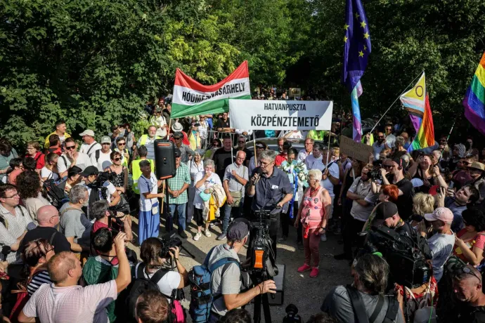 Hatvanpusztára szervezett tüntetést Hadházy, a rendőrök betiltották az emelős kocsit, létrákról utána is be lehetett nézni
