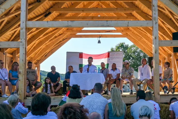 Békejobbot nyújtott az RMDSZ-nek, kérdéseket tett fel Orbánnak – Magyar Péter beszédet mondott Nagyadorjánban