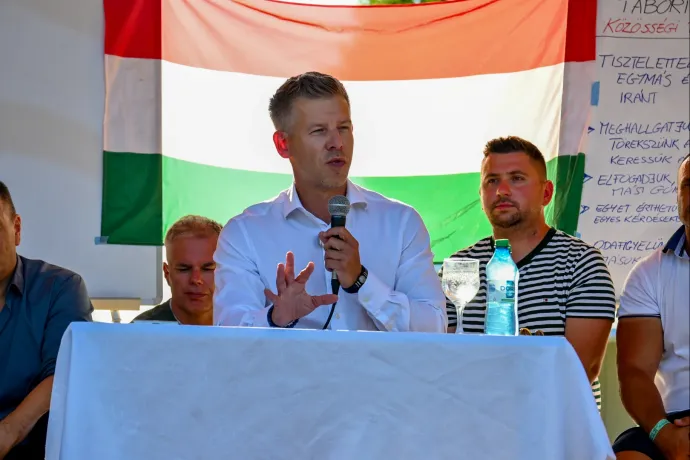 Békejobbot nyújtott az RMDSZ-nek, kérdéseket tett fel Orbánnak – Magyar Péter beszédet mondott Nagyadorjánban