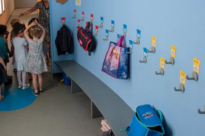 Kiakadtak a szülők a fideszes képviselőre, aki takarás nélkül tett ki videót ovisokról