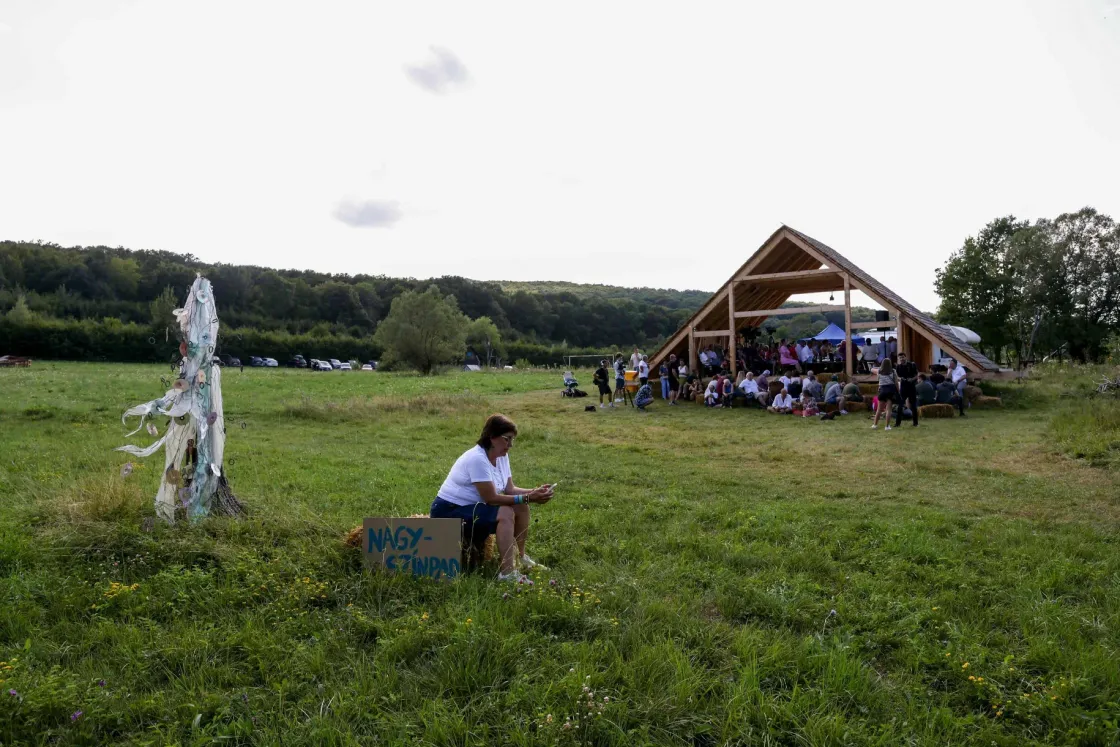Itt Erdélyben nincs a fejünk fölött pártlogó, Magyarország is levehetné, mert ez a turáni átok