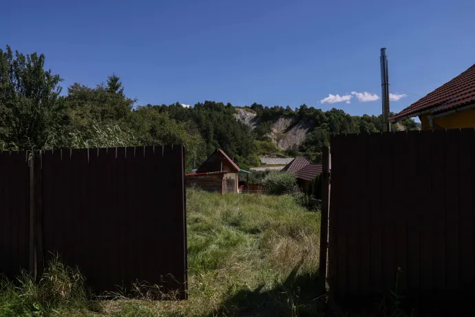 Magyar Péter Parajdon a beomlott sóbánya közelében – Fotó: Melegh Noémi Napsugár / Telex
