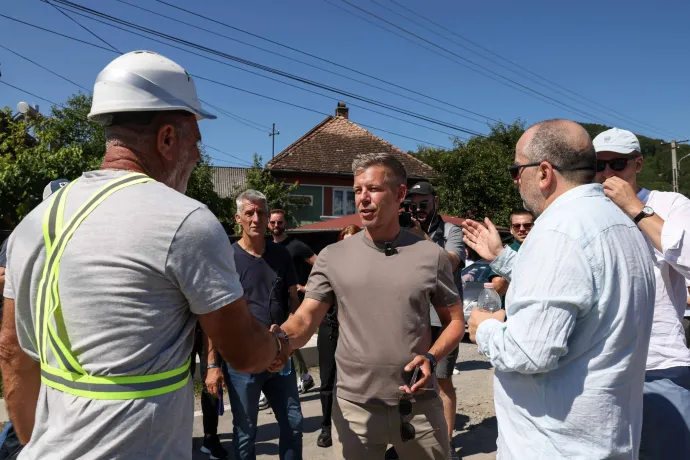 Magyar Péter Parajdon a beomlott sóbánya közelében – Fotó: Melegh Noémi Napsugár / Telex