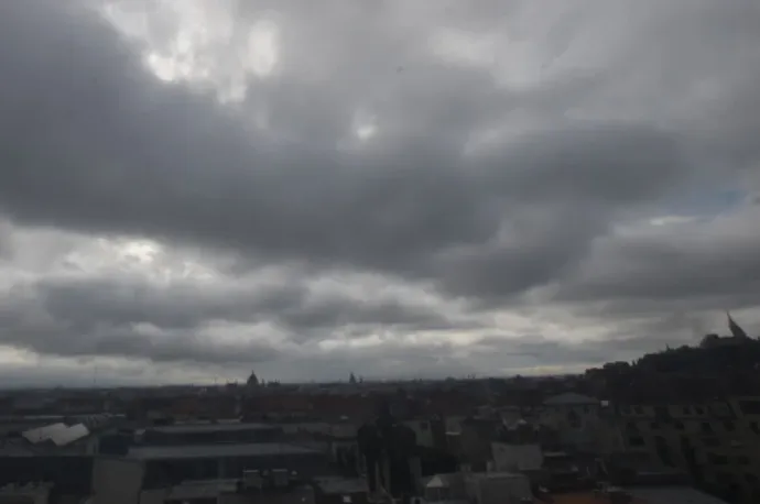 Szeles, felhős vasárnapra ébredtünk