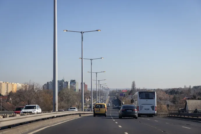 Erős a forgalom az M7-esen Budapest és az M3-ason Mogyoród felé