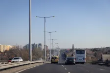 Erős a forgalom az M7-esen Budapest és az M3-ason Mogyoród felé