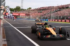 Taktikai csatározások közepette hozta össze Norris a McLaren 200. futamgyőzelmét
