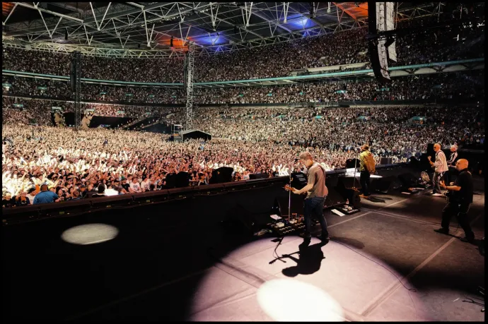 Lezuhant és szörnyethalt egy férfi az Oasis Wembley Stadionban tartott koncertjén