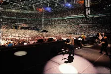 Lezuhant és szörnyethalt egy férfi az Oasis Wembley Stadionban tartott koncertjén