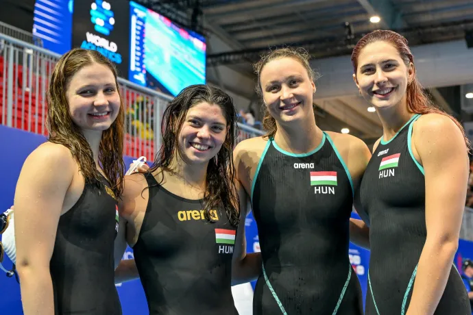 Molnár Dóra, Fángli Henrietta, Ugrai Panna és Ábrahám Minna a 4x100 méteres női vegyesváltó tagjai a versenyszám selejtezője után a szingapúri vizes világbajnokságon a World Aquatics Arénában 2025. augusztus 3-án – Fotó: Illyés Tibor / MTI