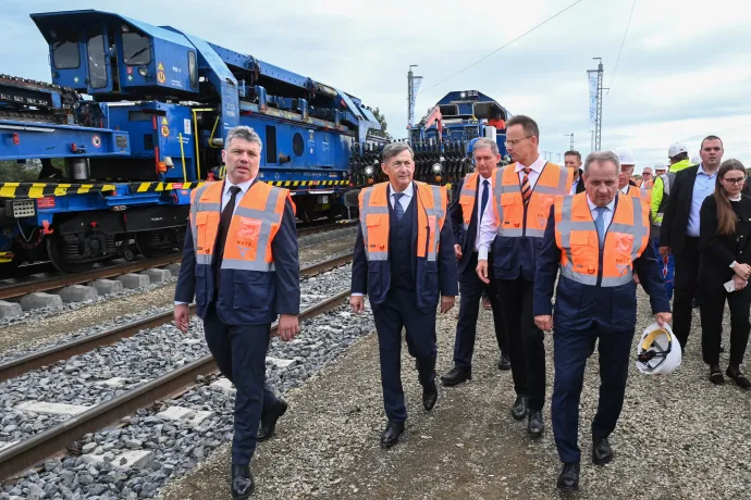Sárváry István, a V-Híd Zrt. vezérigazgatója (balról), Mészáros Lőrinc, a Mészáros Csoport tulajdonosa, Szijjártó Péter külgazdasági és külügyminiszter és Budai Gyula miniszteri biztos, a Fidesz országgyűlési képviselője (j) a V-Híd gépbemutatóján, amelyen a Budapest–Belgrád vasútvonal nyíltvonali szakaszának utolsó vágánydarabját helyezték be Kiskőrösön 2024. október 9-én – Fotó: Máthé Zoltán / MTI