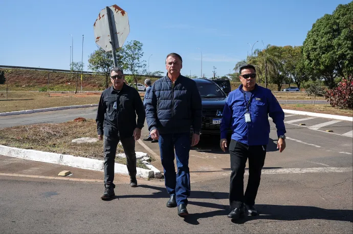 Bolsonaro annyit kavart Trumppal, hogy házi őrizetbe helyezték
