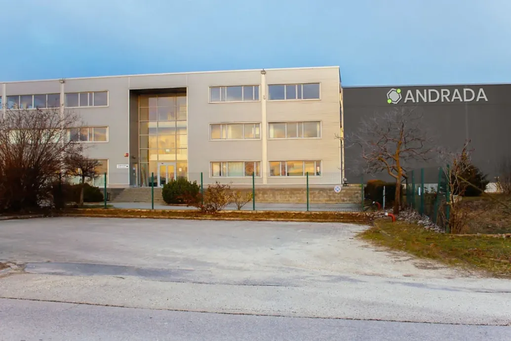 Hvg.hu: Nyáron beindította gépsorát a sóskúti akkufeldolgozó, szállt is a fekete por – Forrás: Telex.hu