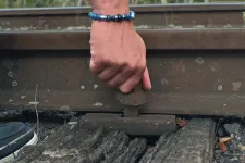 Magyar Péter szétrohadt vasúti talpfákat mutatott, az ÉKM szerint nem lehet komolyan venni egy budai celeb kritikáját