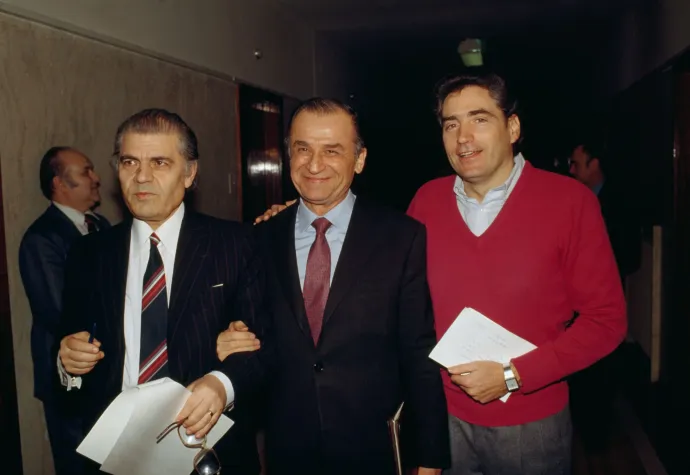 Ion Iliescu 1989. december 26-án a Nemzeti Megmentési Front két alapemberével, Petre Román későbbi miniszterelnökkel és Dumitru Maziluval – Fotó: Getty Images