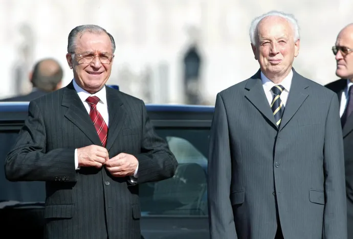 Iliescu és Mádl Ferenc köztársasági elnök 2003-ban – Fotó: Kisbenedek Attila / AFP